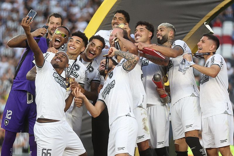Botafogo anuncia renovação de contrato com campeão da Libertadores