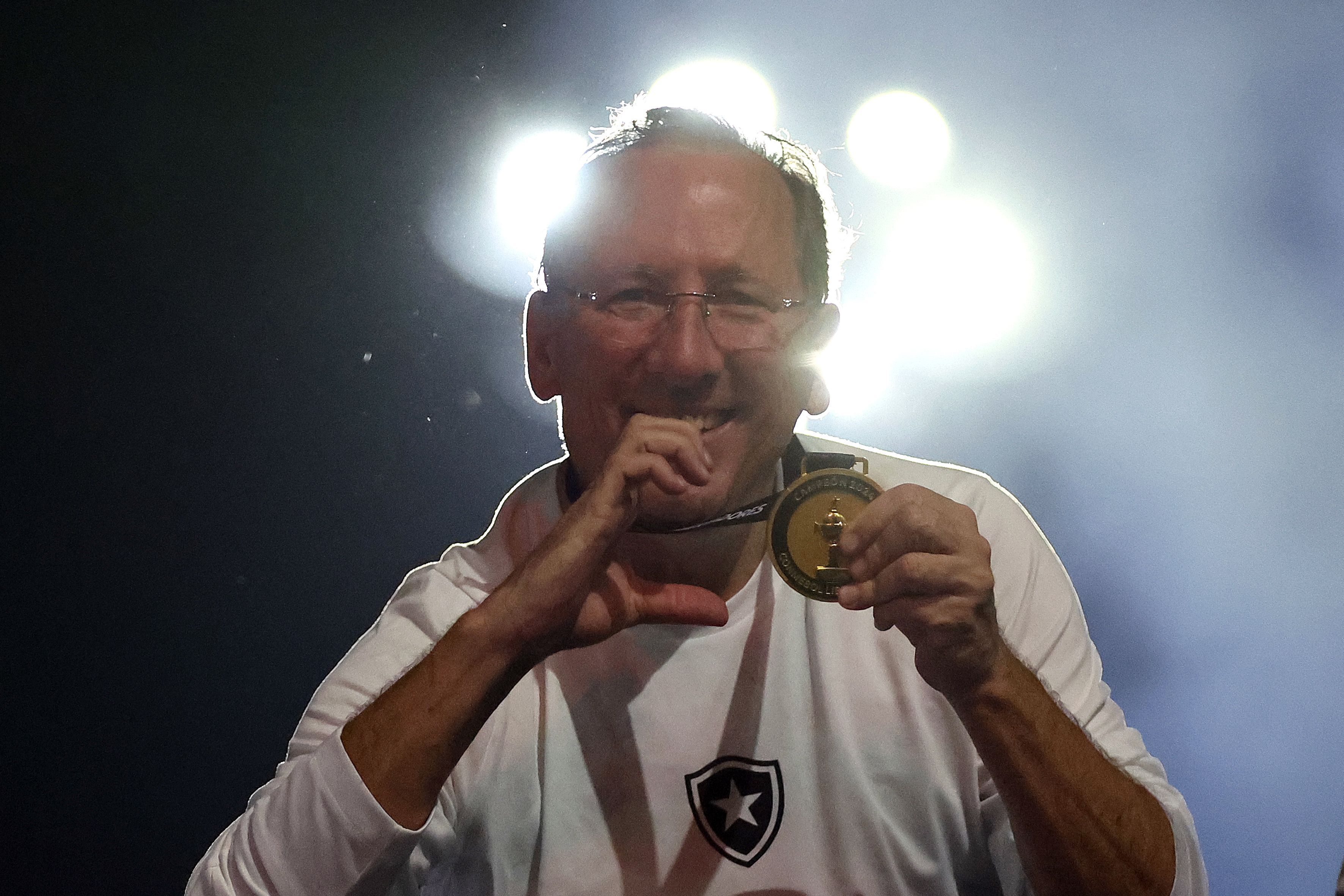 John Textor compartilha texto sobre a saída de Tchê Tchê do Botafogo