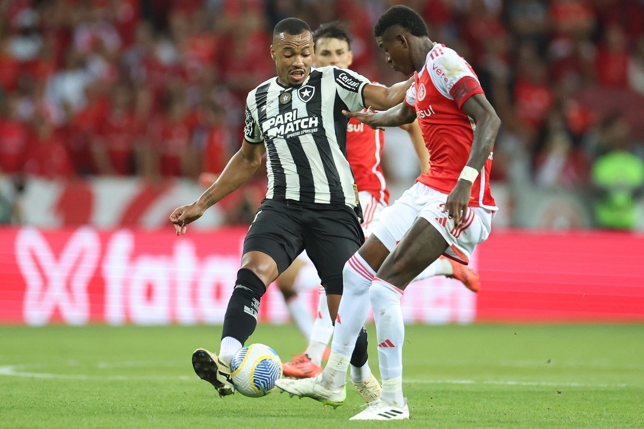 Após largadas ruins de Brasileiro, Botafogo e Internacional duelam no Rio