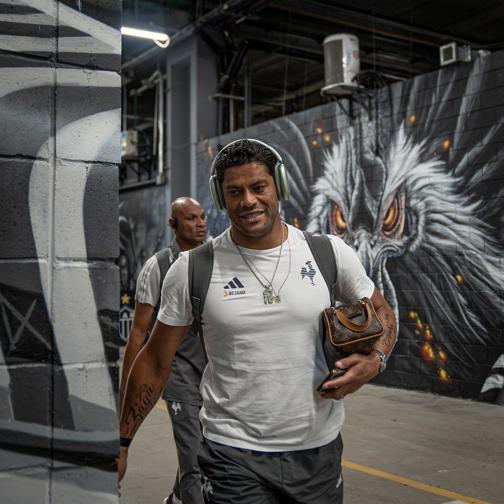 Hulk presenteia cantor sertanejo com camisa do Atlético após festa de casamento