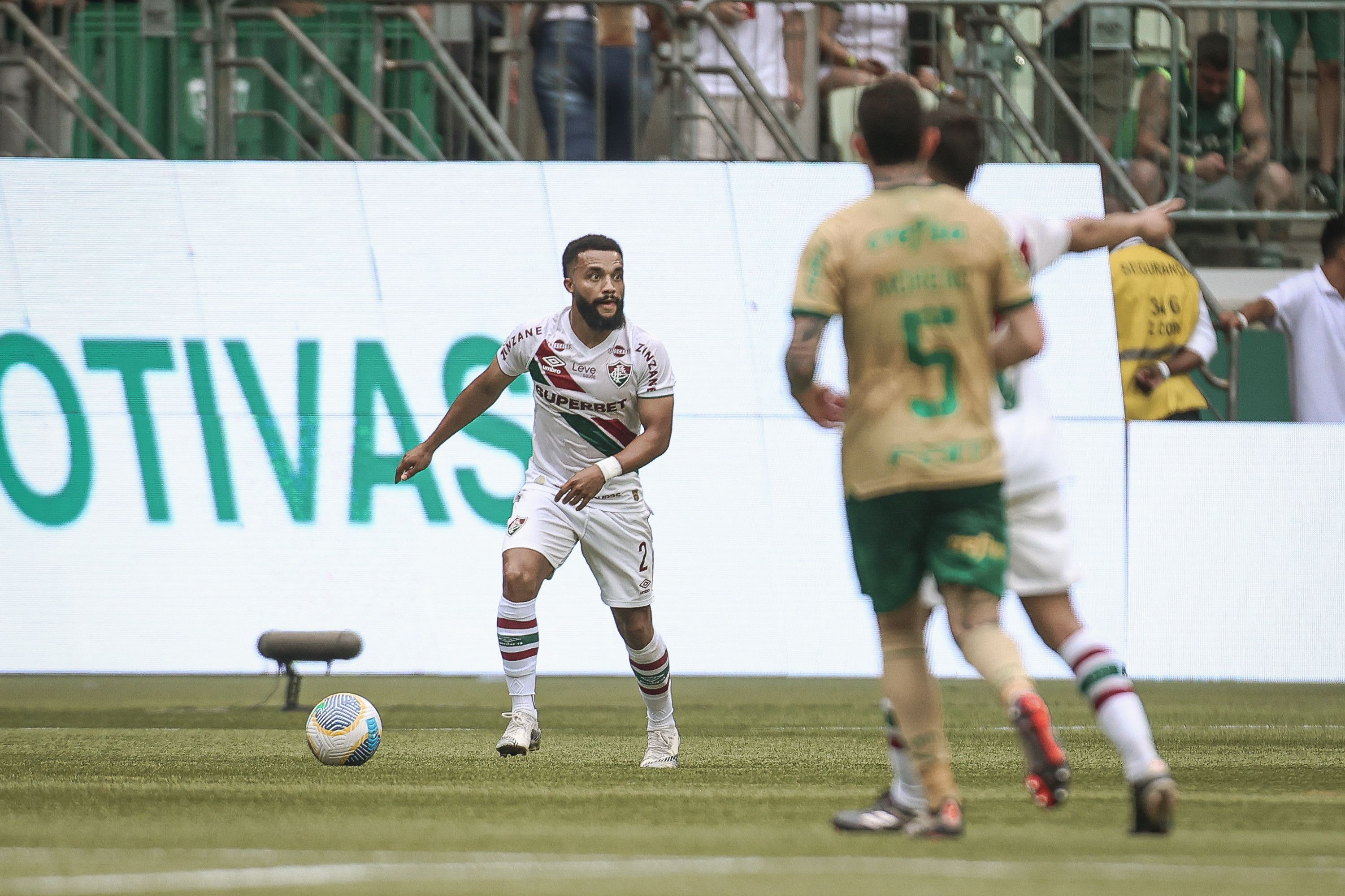 Fluminense faz proposta de renovação por lateral-direito titular da equipe