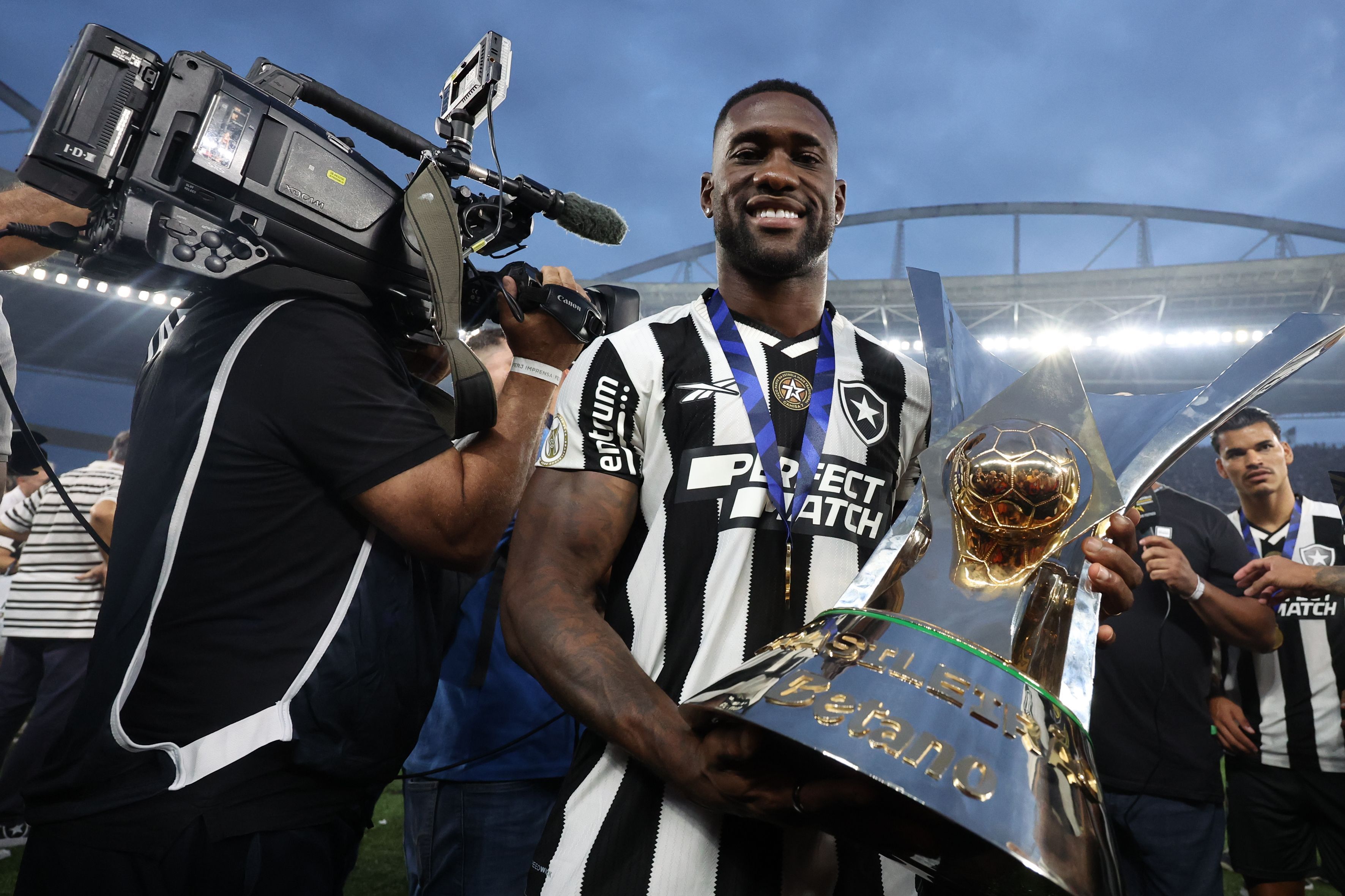 Bastos vai para uma semana sem se reapresentar, e Botafogo avalia medidas
