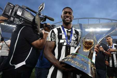 Bastos com a taça do Campeonato Brasileiro, conquistada pelo Botafogo