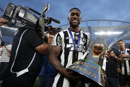 Bastos com a taça do Campeonato Brasileiro, conquistada pelo Botafogo