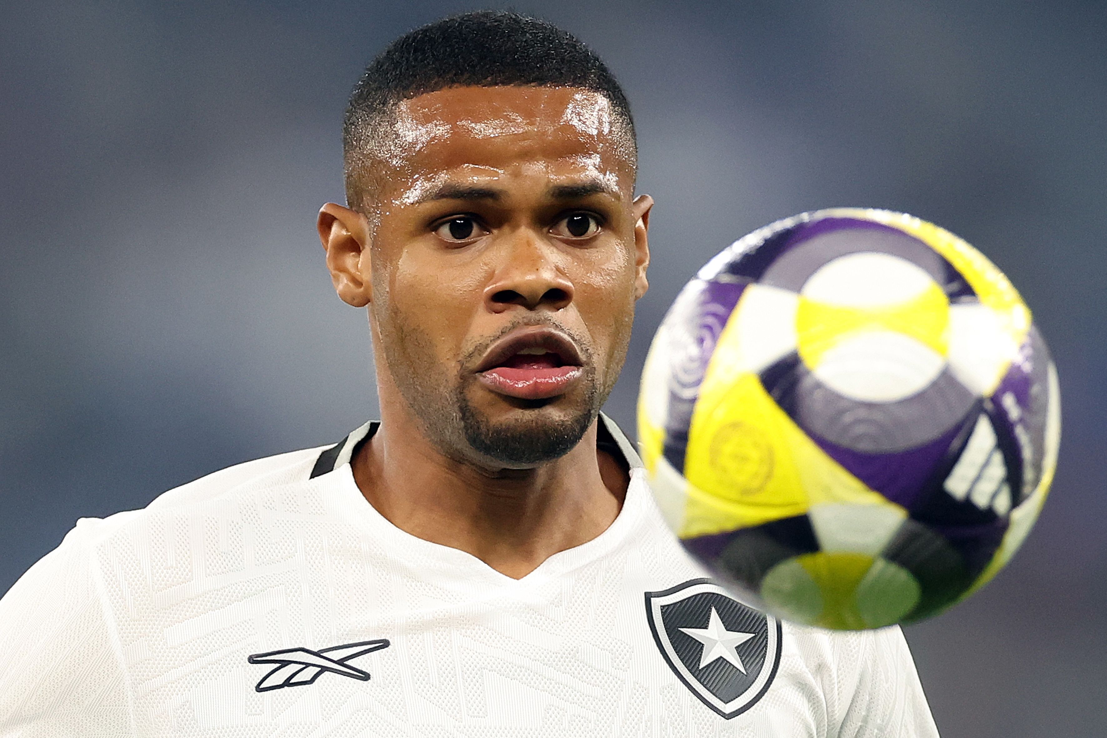 Atlético encaminha contratação do atacante Júnior Santos, do Botafogo