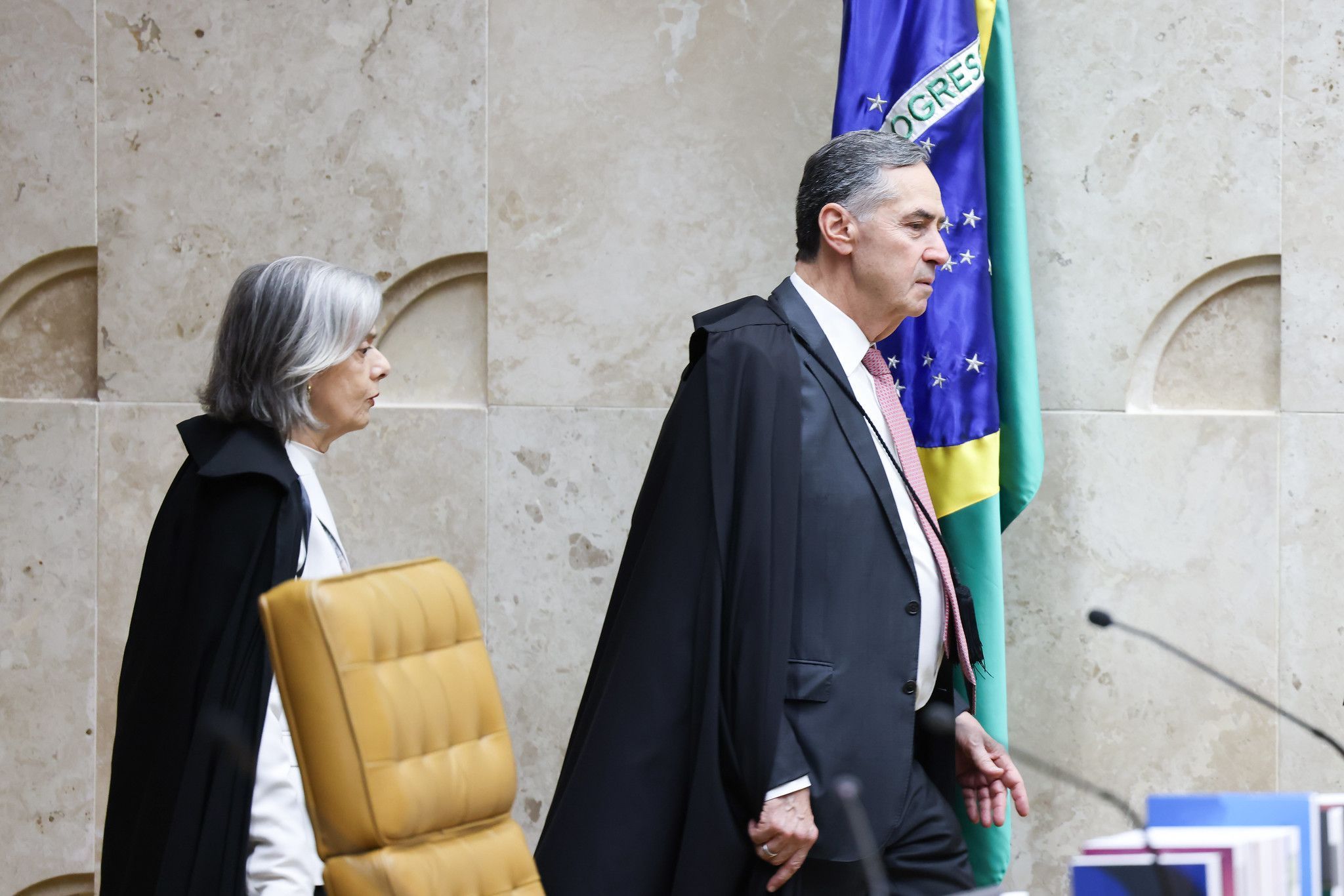STF retoma julgamento sobre responsabilidade das redes sociais com voto de Barroso
