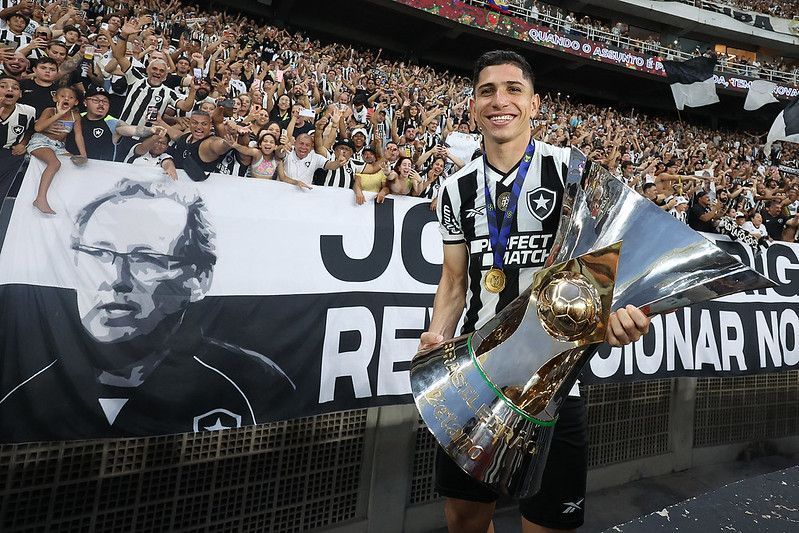 Botafogo acerta renovação de contrato de Savarino até 2028