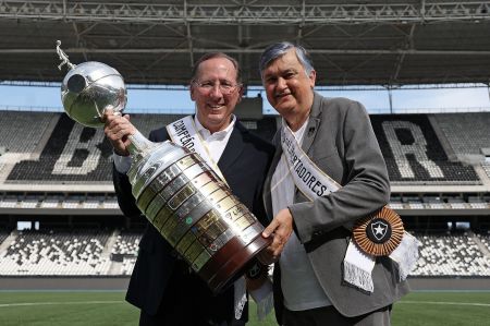 John Textor e Durcesio Mello, ex-presidente do Botafogo, com a taça da Libertadores da América