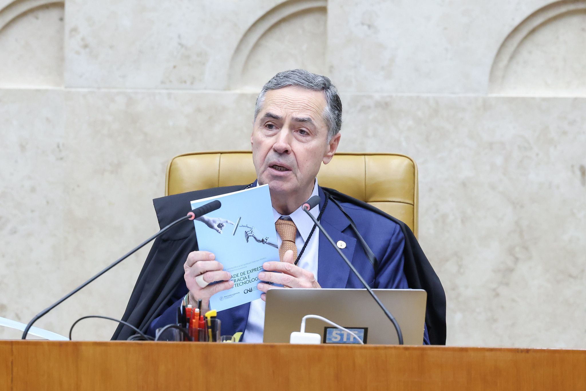 Barroso abre divergência em julgamento sobre responsabilidade de redes sociais por conteúdos