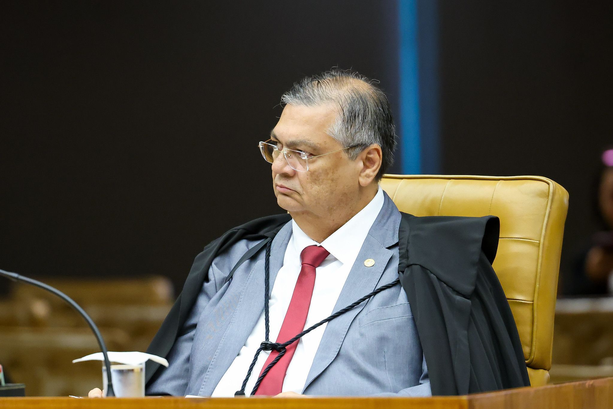 Dino cita ‘auxílio-peru e panetone’ para justificar decisão que suspende penduricalhos