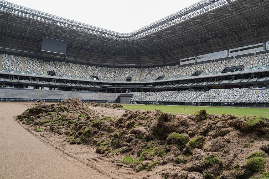 Atlético realiza troca do gramado na Arena MRV; veja fotos