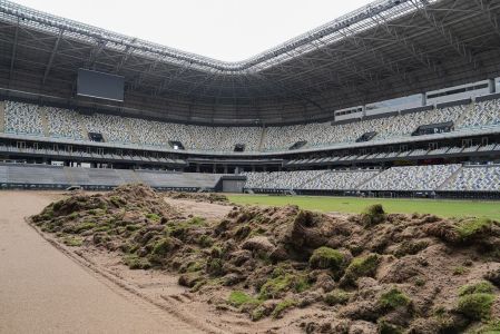 Remoção da grama natural para instalação de grama sintética na Arena MRV