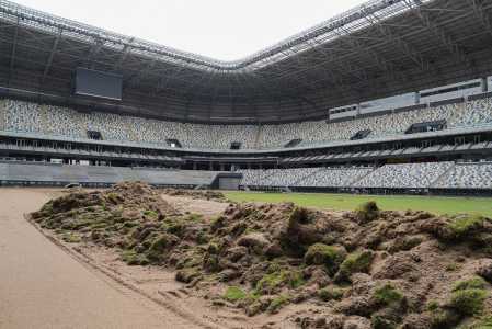 Remoção da grama natural para instalação de grama sintética na Arena MRV
