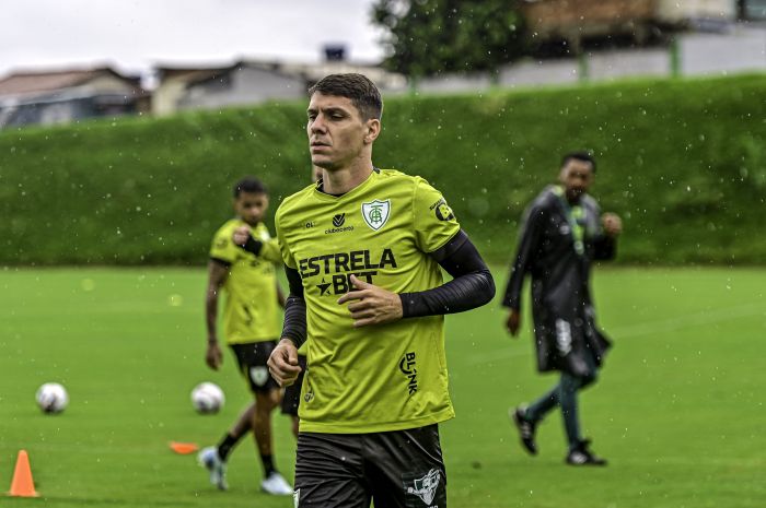 Alê, meio-campista do América