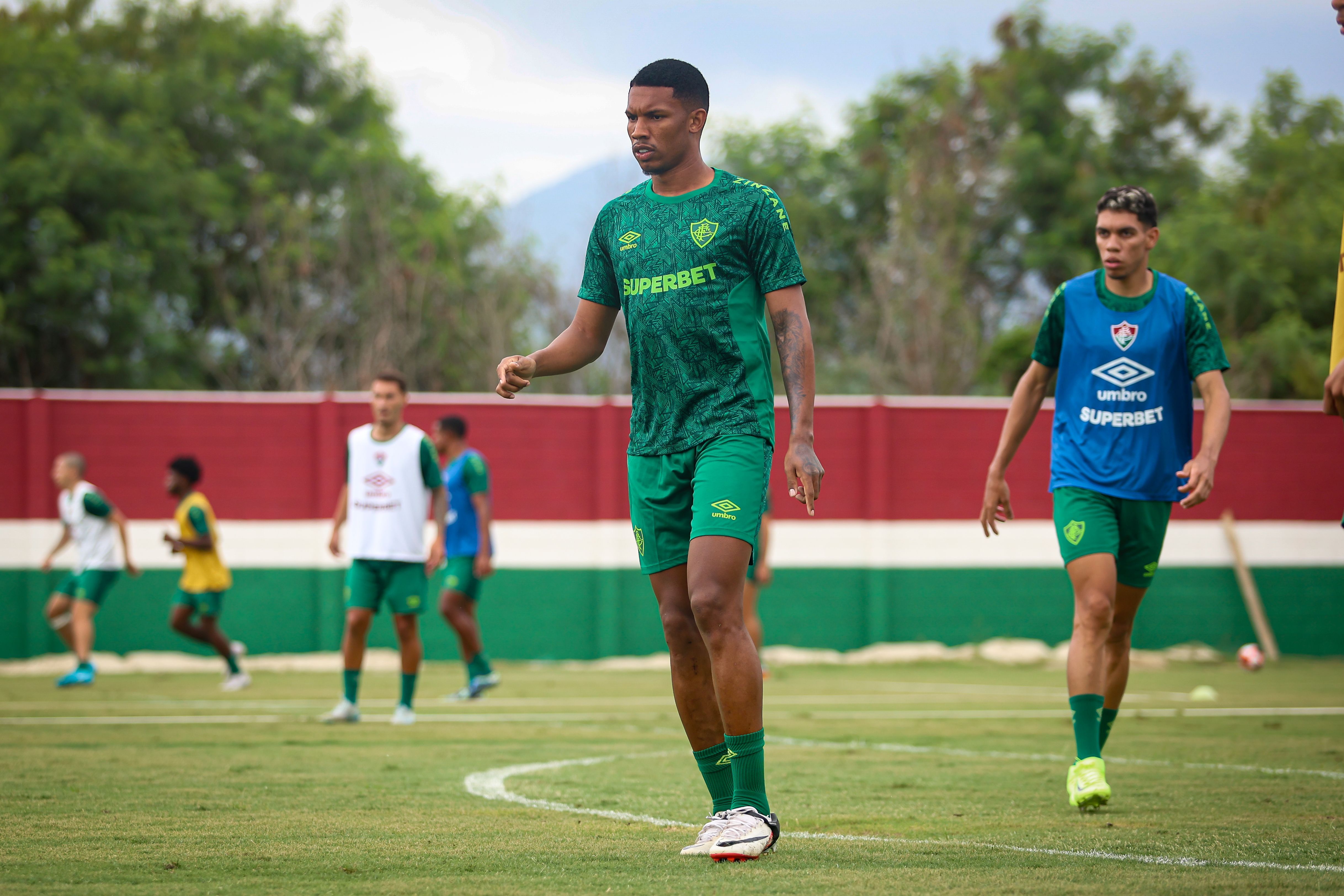 Lelê volta a treinar com elenco do Fluminense e vira opção no Carioca