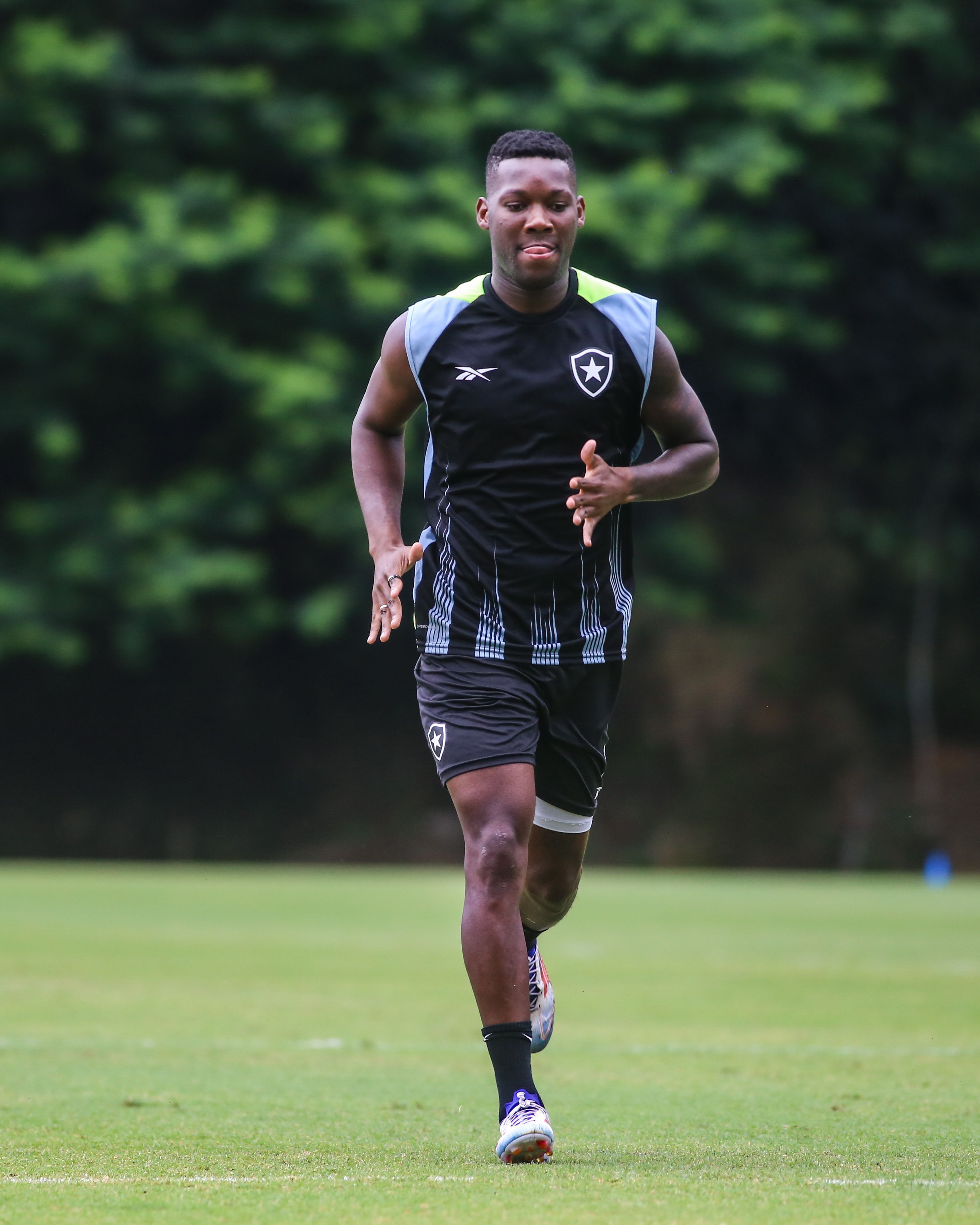 Patrick de Paula encara pressão e recomeço no Botafogo: 'Nasci pronto'