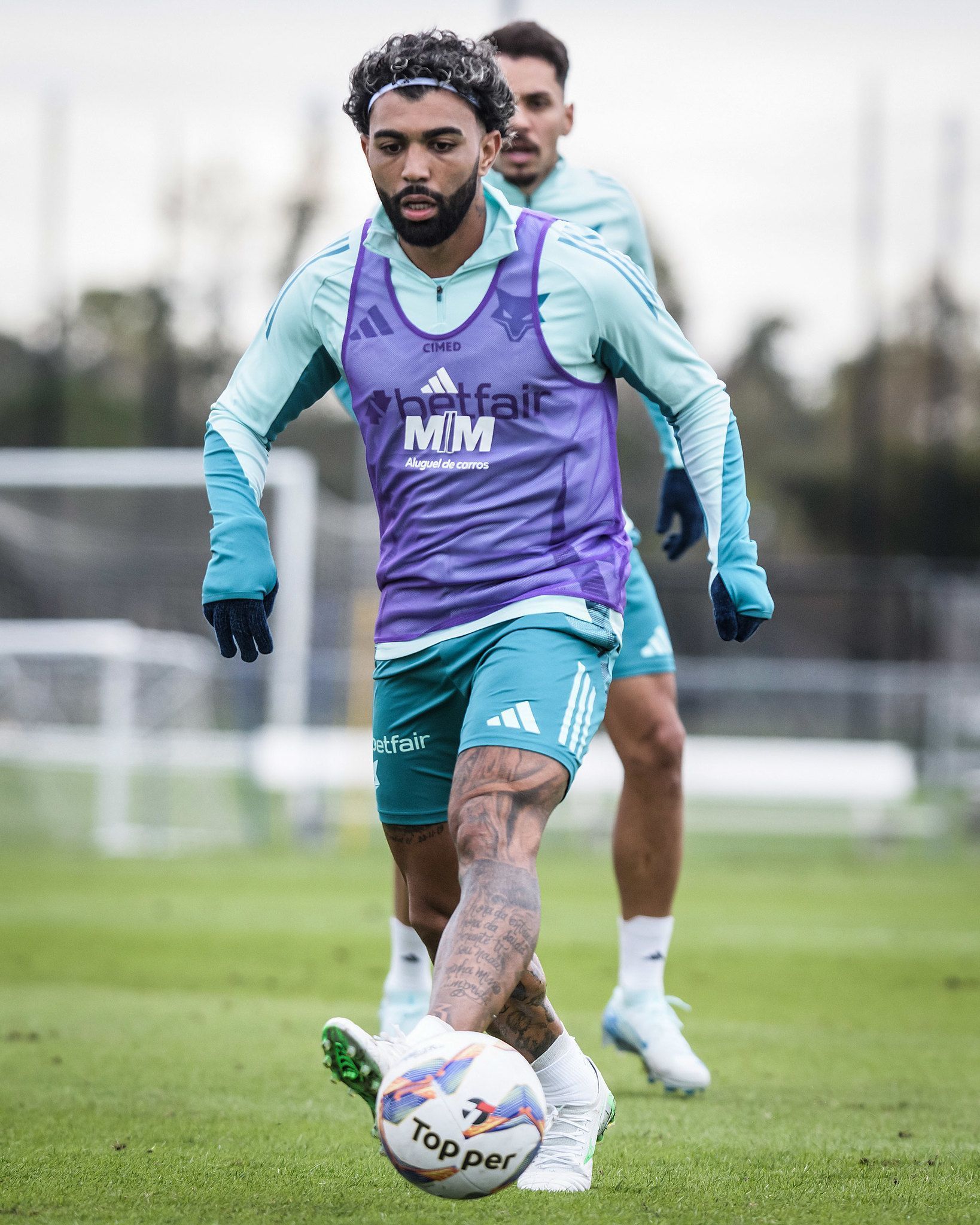 Gabigol vira alvo de brincadeira e é 'colocado na lixeira' por elenco do Cruzeiro