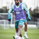 Gabigol vira alvo de brincadeira e é 'colocado na lixeira' por elenco do Cruzeiro