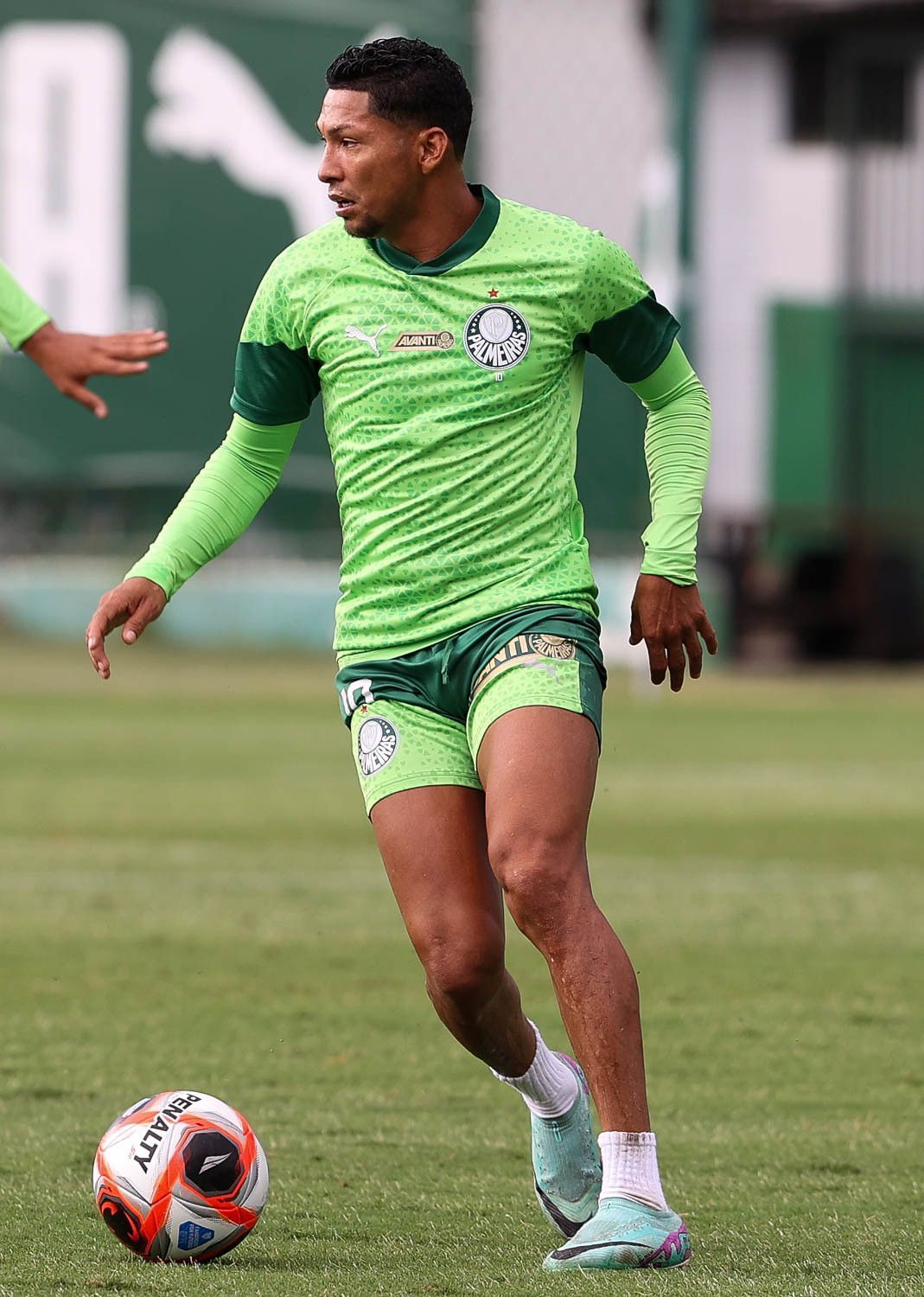 Entenda por que Rony, mesmo com proposta aceita, não deixará Palmeiras