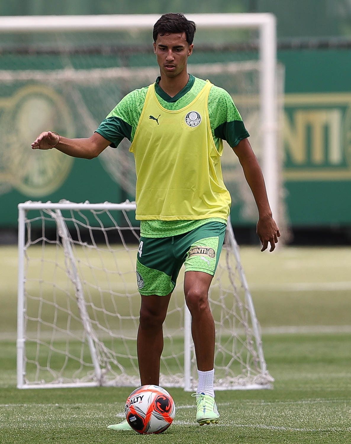 Palmeiras deve 'balançar' com oferta de R$ 250 milhões do City por Vitor Reis