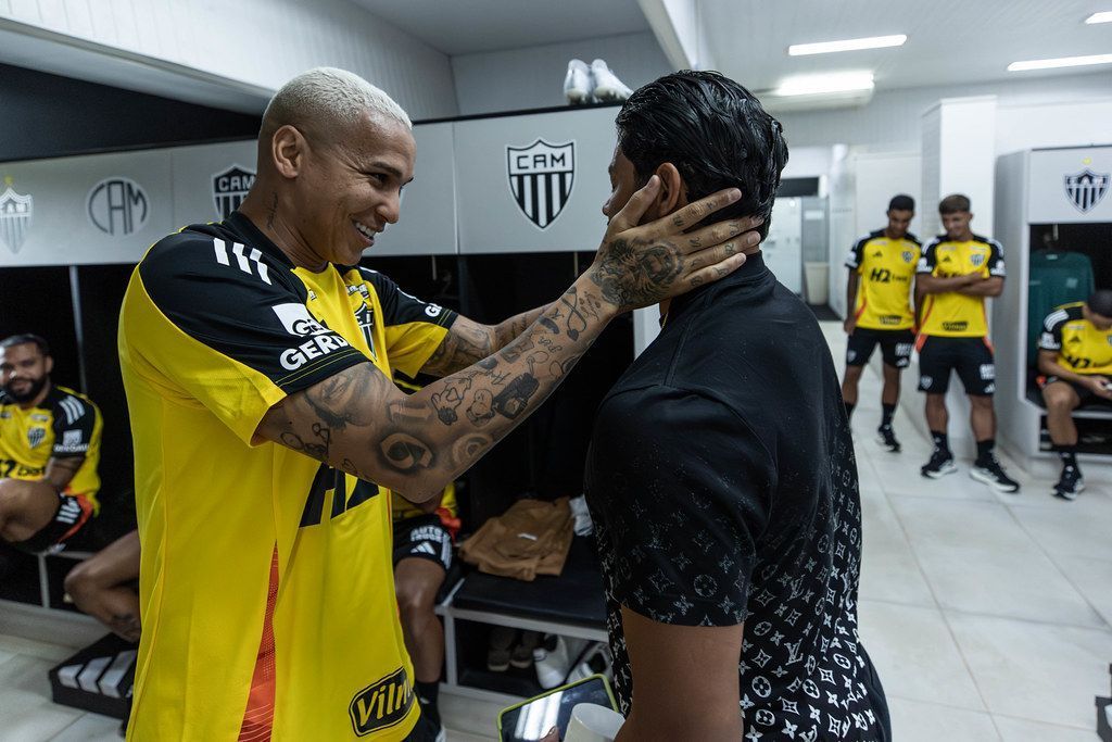 Hulk zoa Deyverson em dia de reapresentação no Atlético: 'Tá de sacanagem'