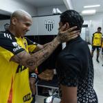 Hulk zoa Deyverson em dia de reapresentação no Atlético: 'Tá de sacanagem'