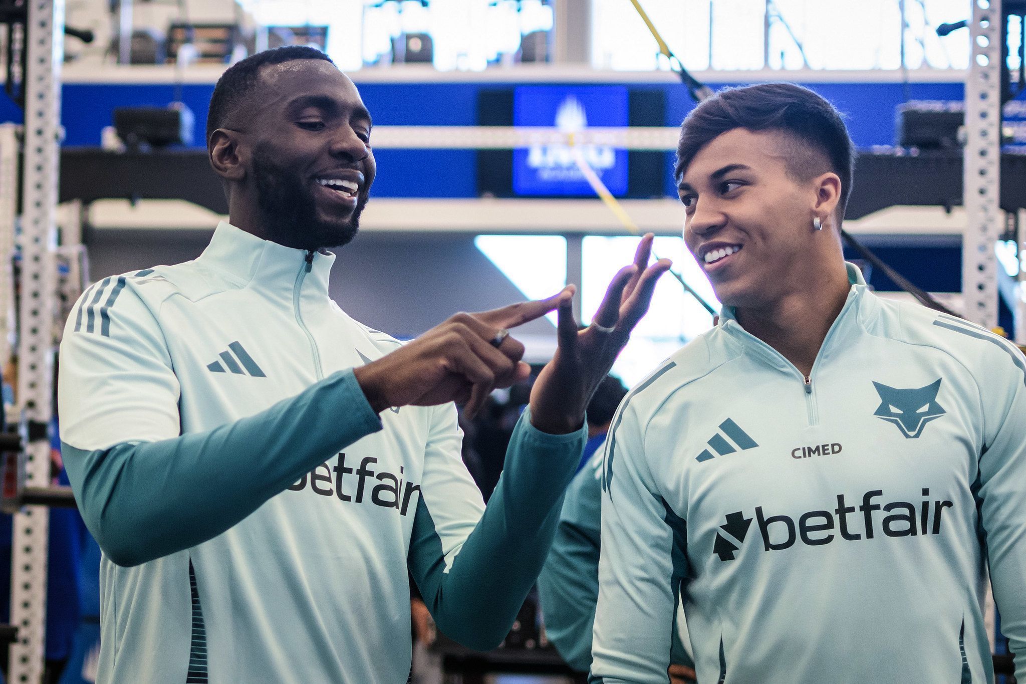 Bolasie defende Cruzeiro e exalta títulos ao responder torcedor rival nas redes