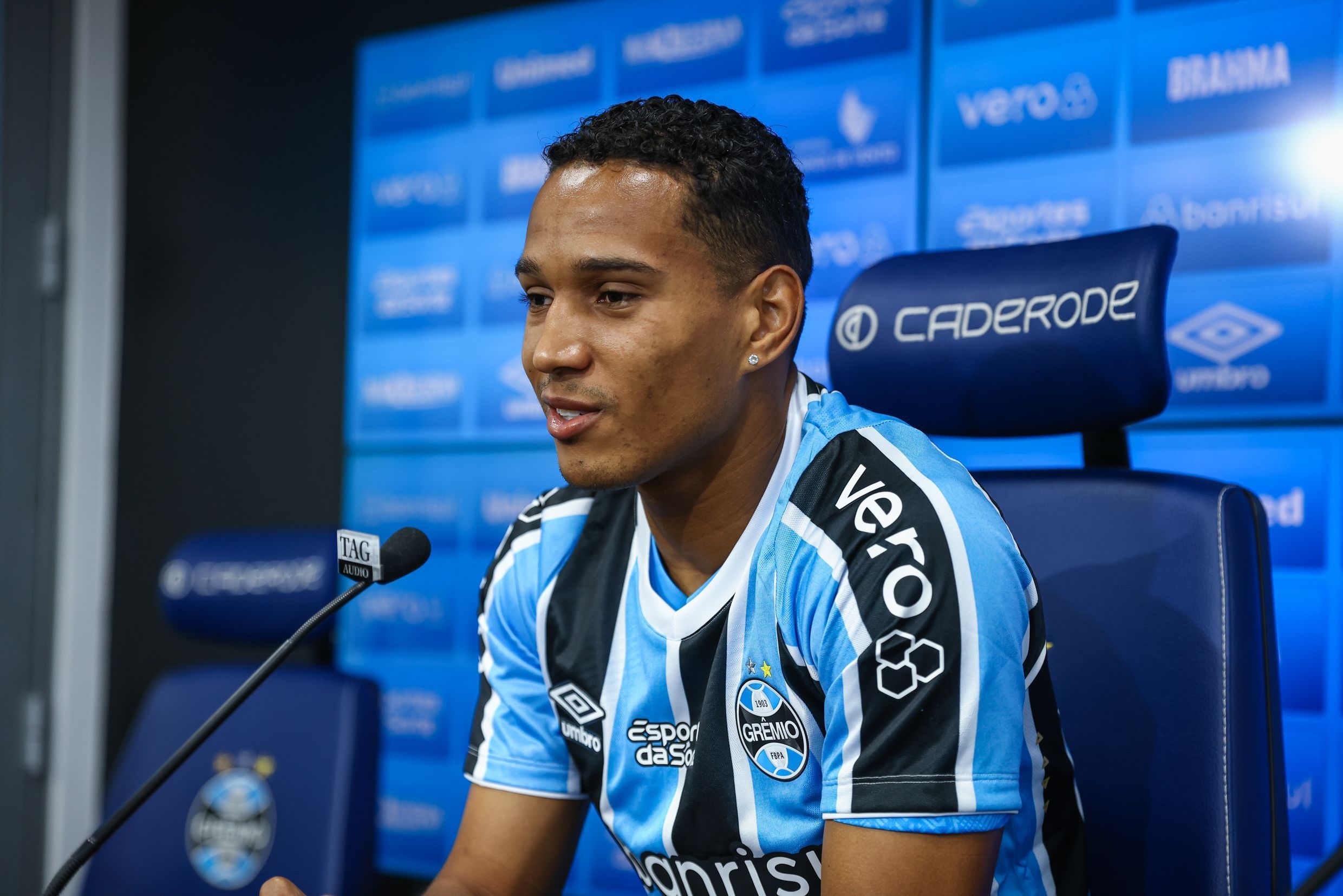 João Lucas é apresentado no Grêmio e fala sobre oportunidade no clube