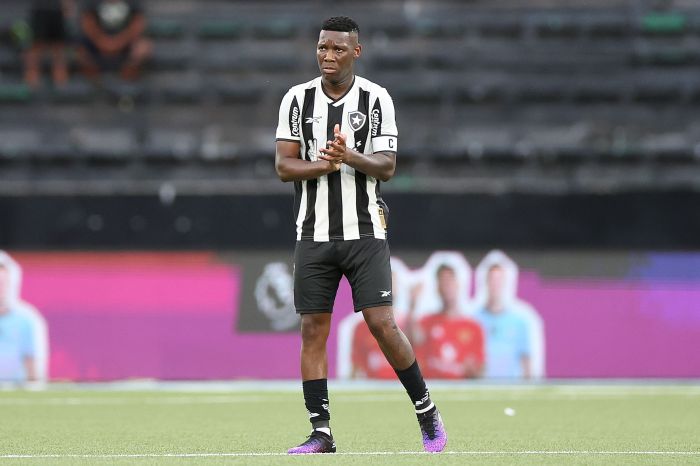 Patrick de Paula em ação na partida entre Botafogo e Maricá