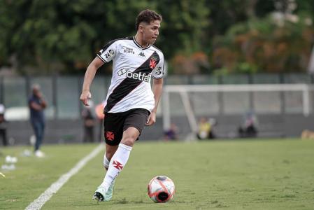 Lateral-direito Paulinho em jogo do Vasco