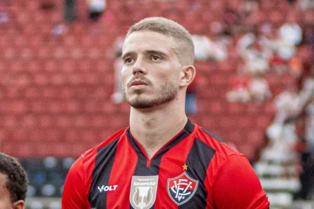 Léo Naldi atuou em duas partidas pelo Vitória em 2025