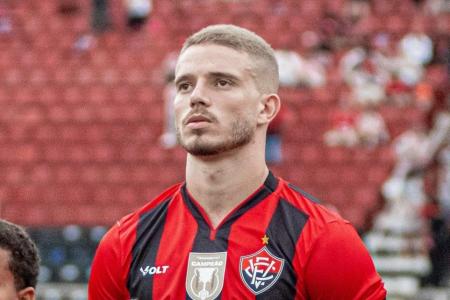 Léo Naldi atuou em duas partidas pelo Vitória em 2025