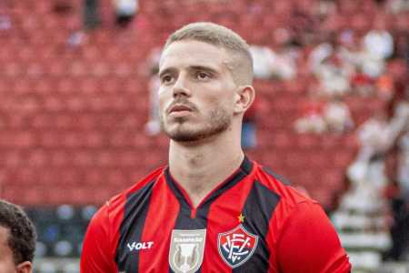 Léo Naldi atuou em duas partidas pelo Vitória em 2025