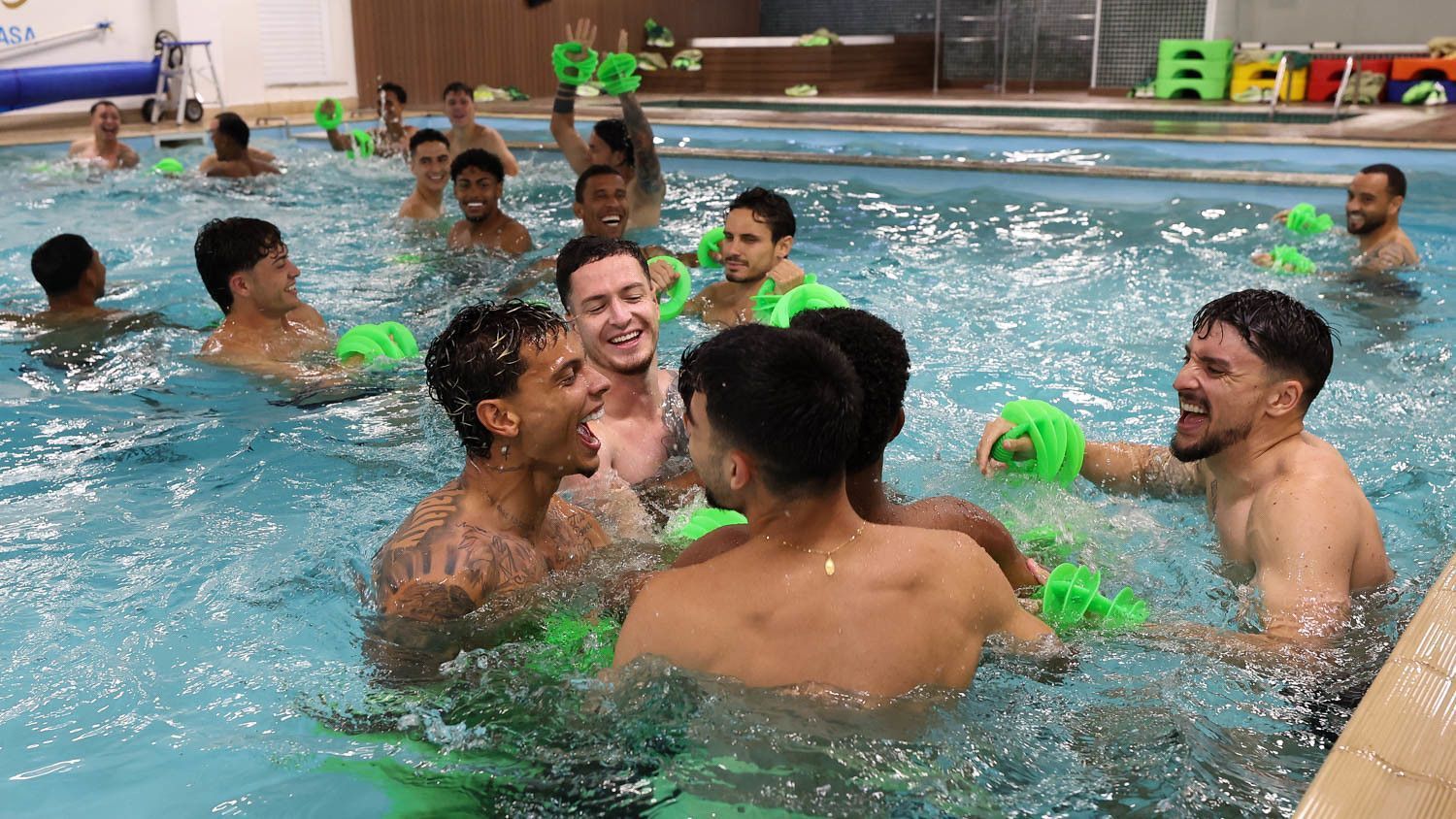 Elenco do Palmeiras 'descansa' na piscina após semana intensa de treinos