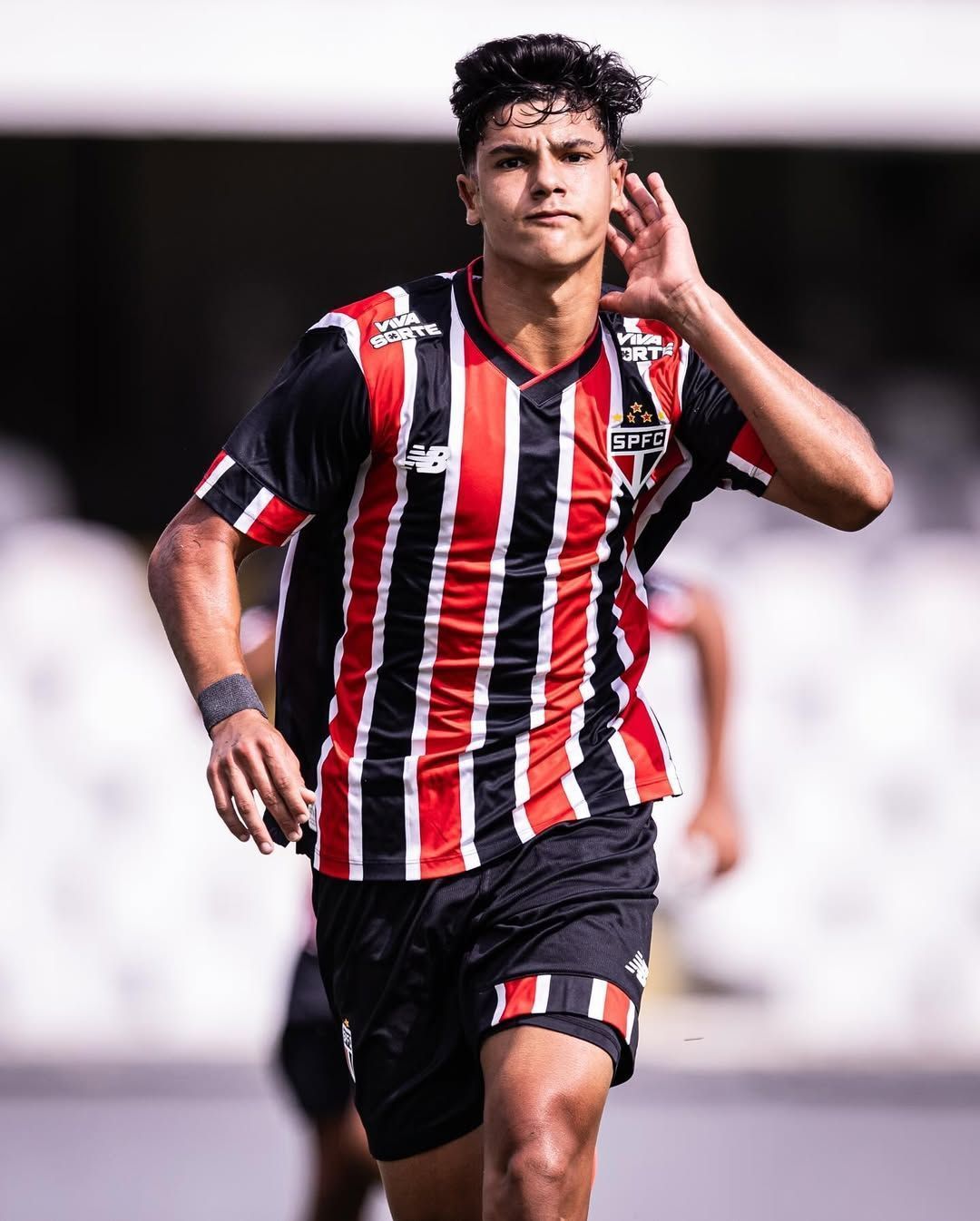 São Paulo supera concorrência do exterior e renova com jovem; veja detalhes