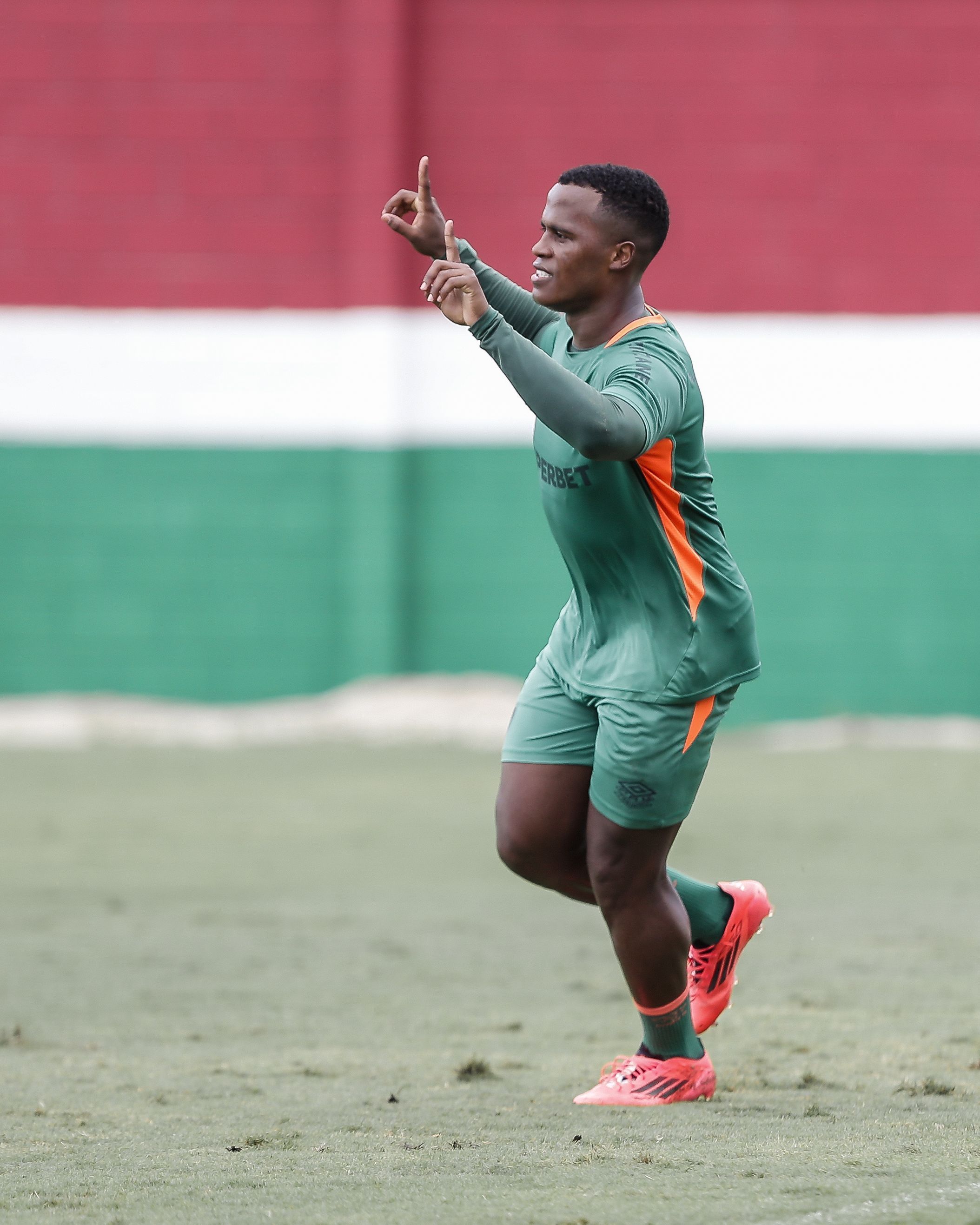 Mário Bittencourt abre o jogo sobre o futuro de Jhon Arias no Fluminense