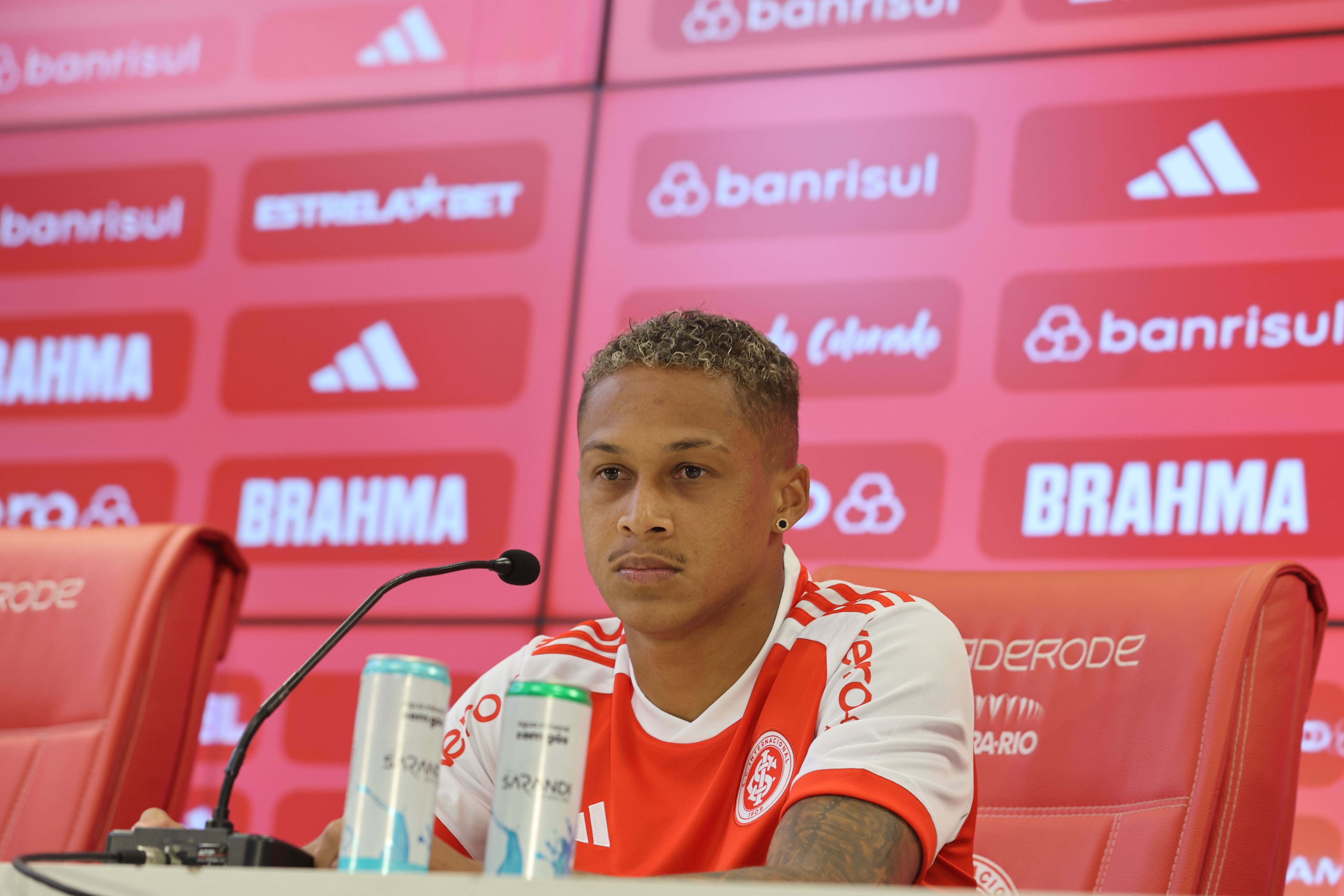 Vitinho, primeiro reforço do Inter, é apresentado e revela inspiração em Wesley