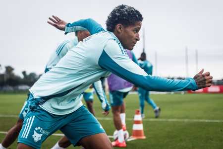 Tevis durante treino pelo Cruzeiro