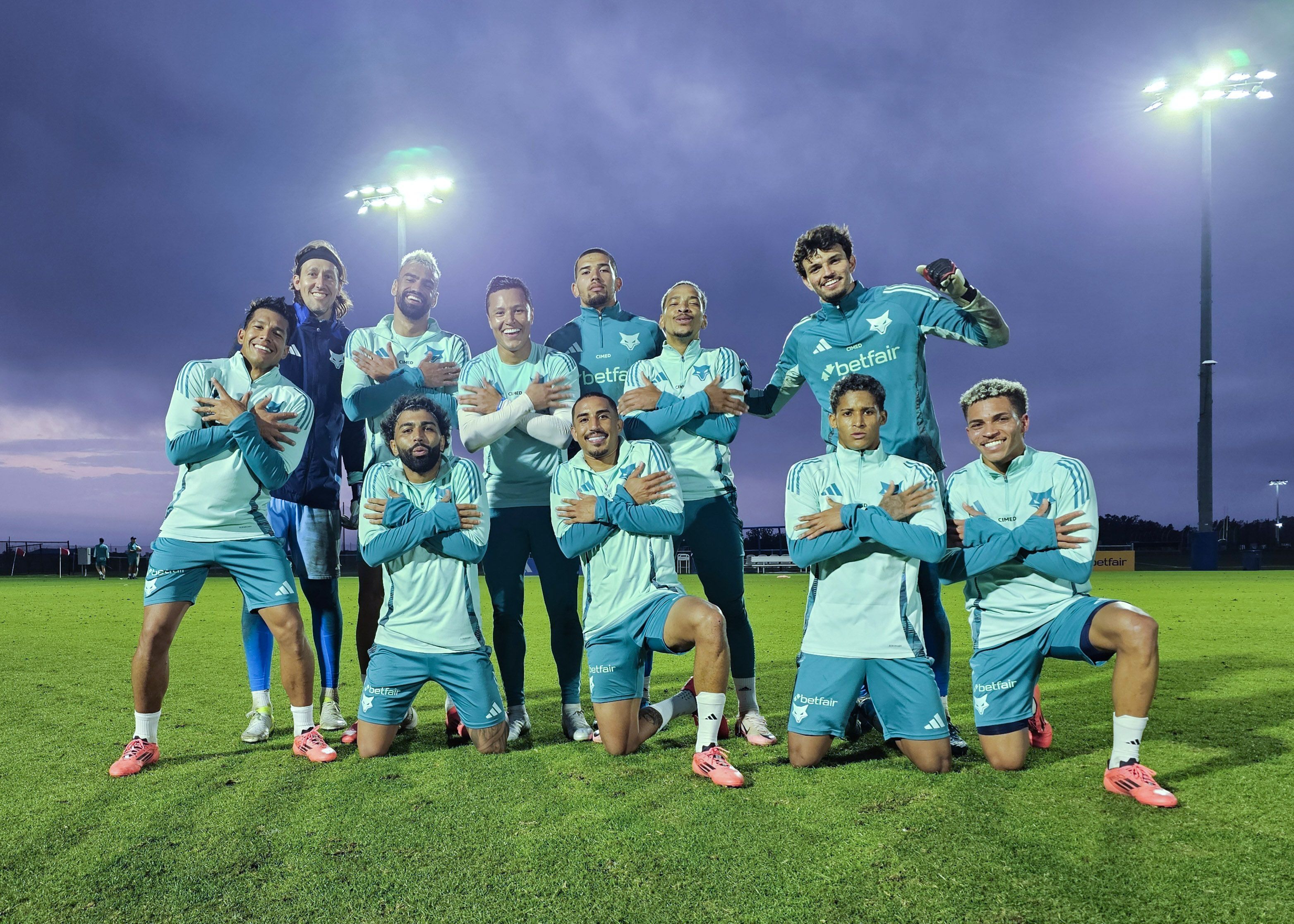 Gabigol celebra nova vitória em rachão do Cruzeiro, e jogadores 'imitam' Matheus Pereira