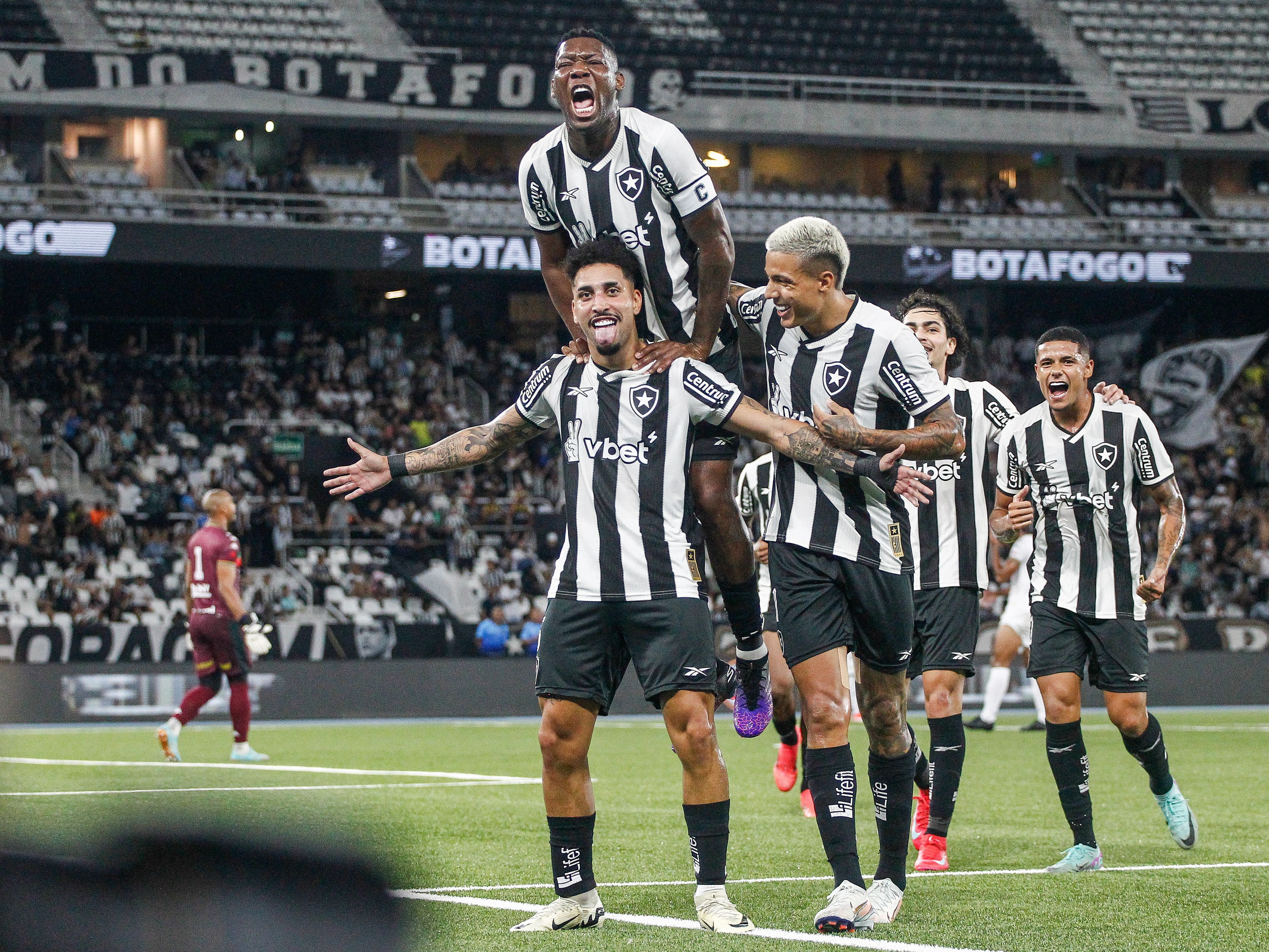 Botafogo visita o Sampaio Corrêa para embalar no Campeonato Carioca