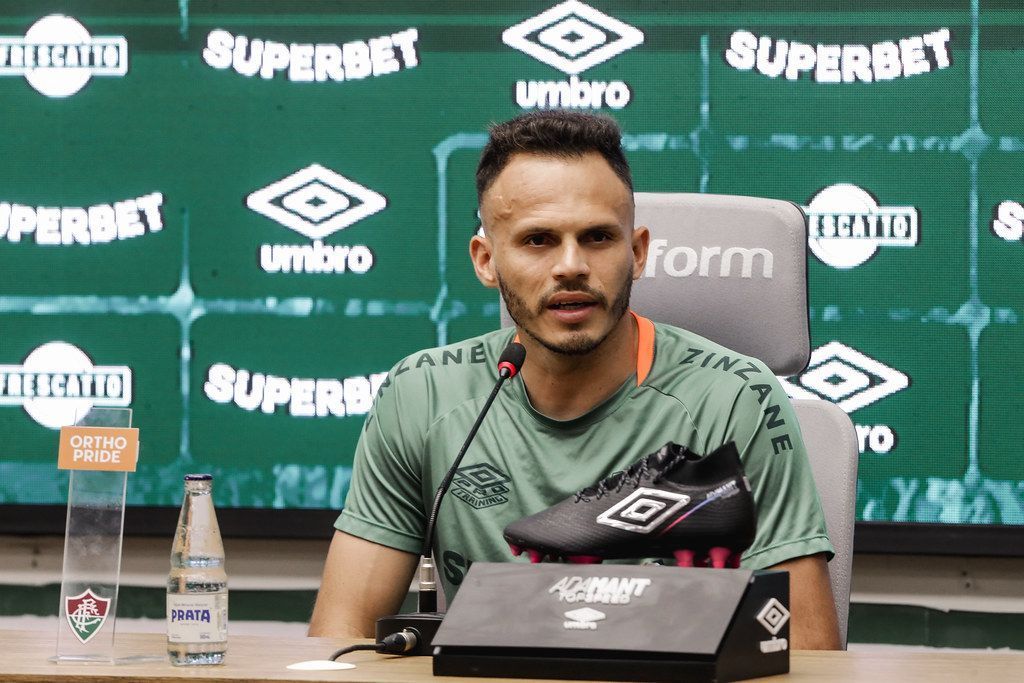 Renê é apresentado no Fluminense, exalta elenco e manda recado à torcida