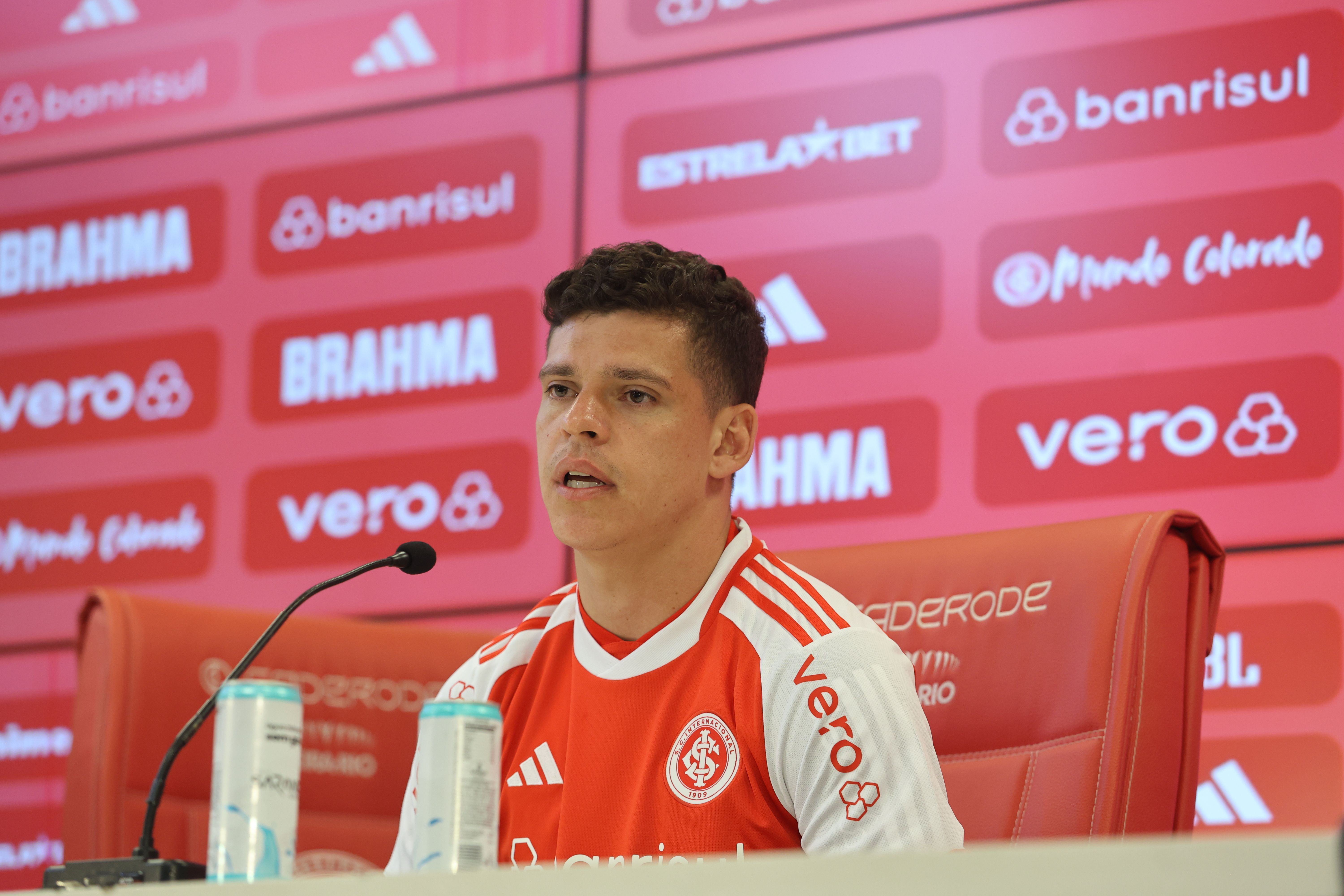 Ronaldo é apresentado no Inter e fala sobre relação com Roger Machado