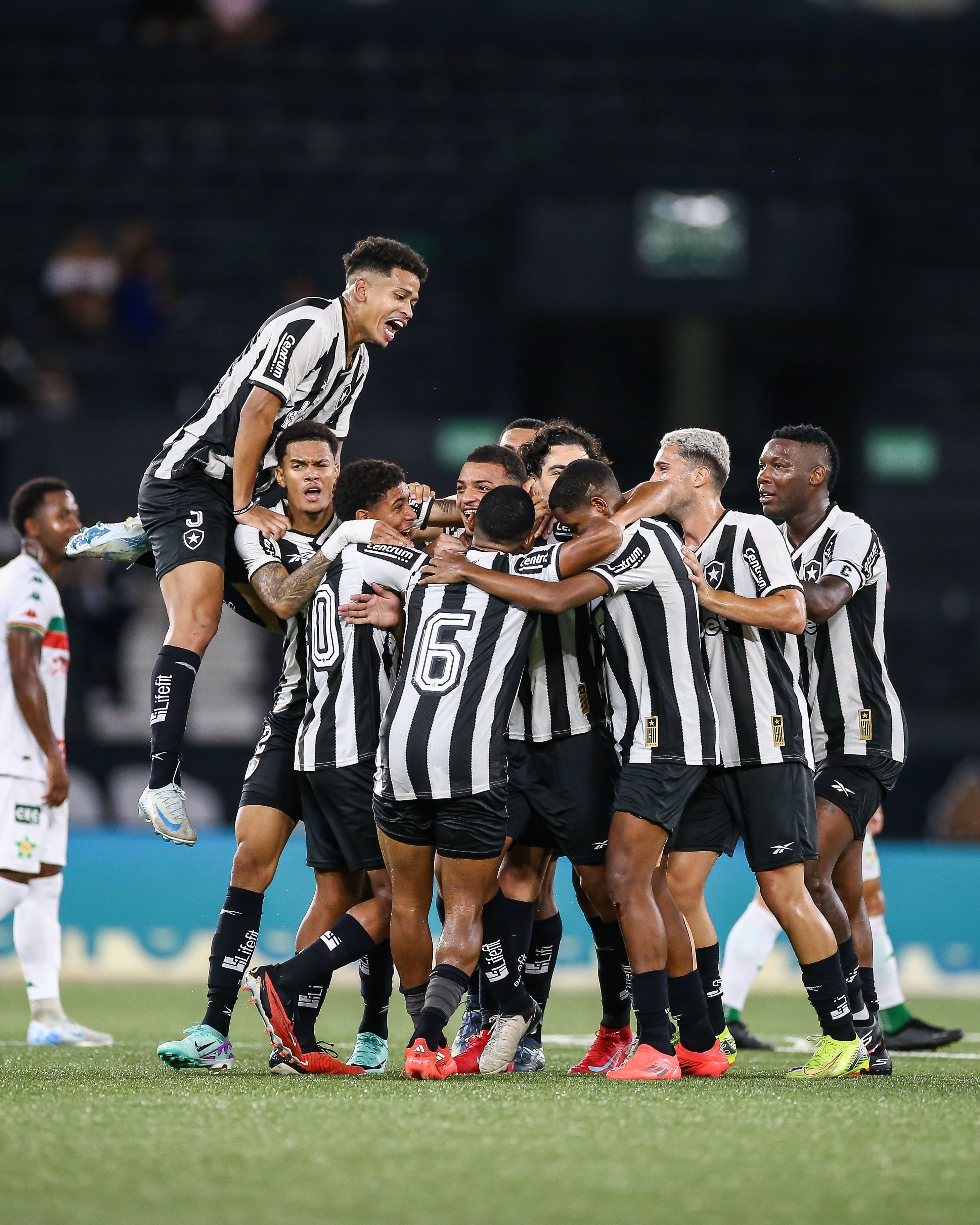 Botafogo vence Portuguesa e conquista os três primeiros pontos no Carioca