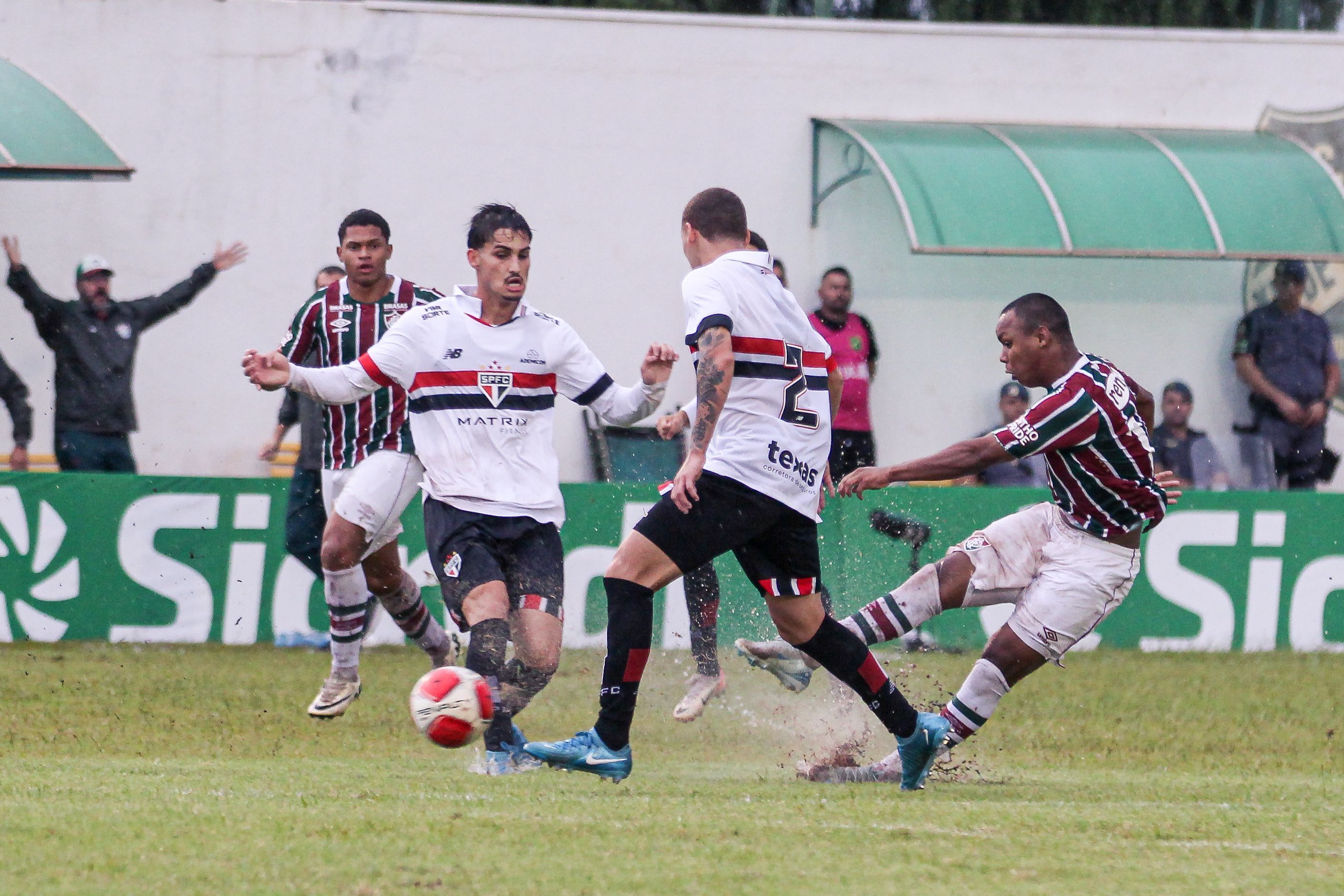 São Paulo elimina o Fluminense nos pênaltis e encara o Cruzeiro na Copinha