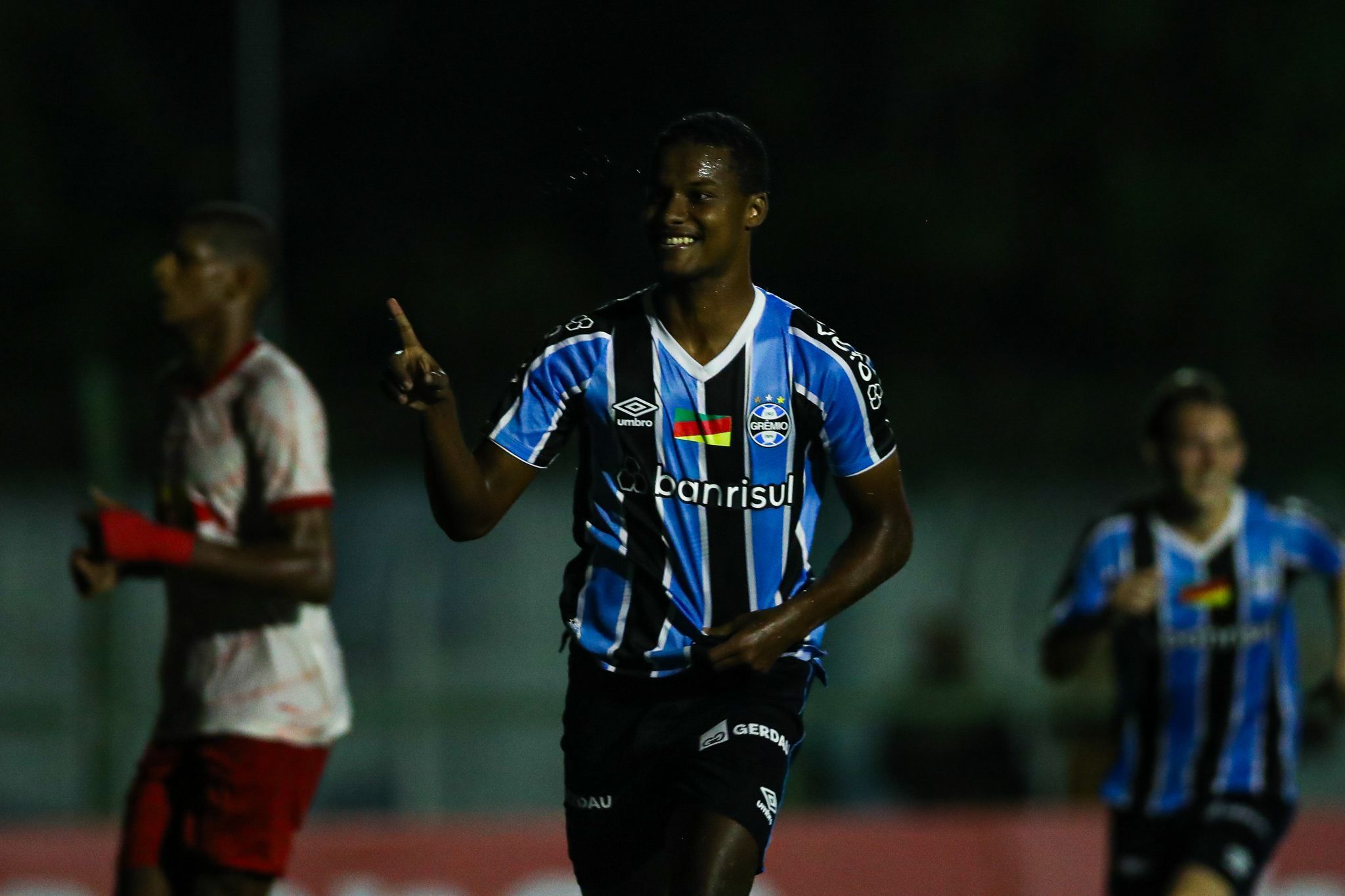 Nos pênaltis, Grêmio bate Bragantino e avança na Copinha