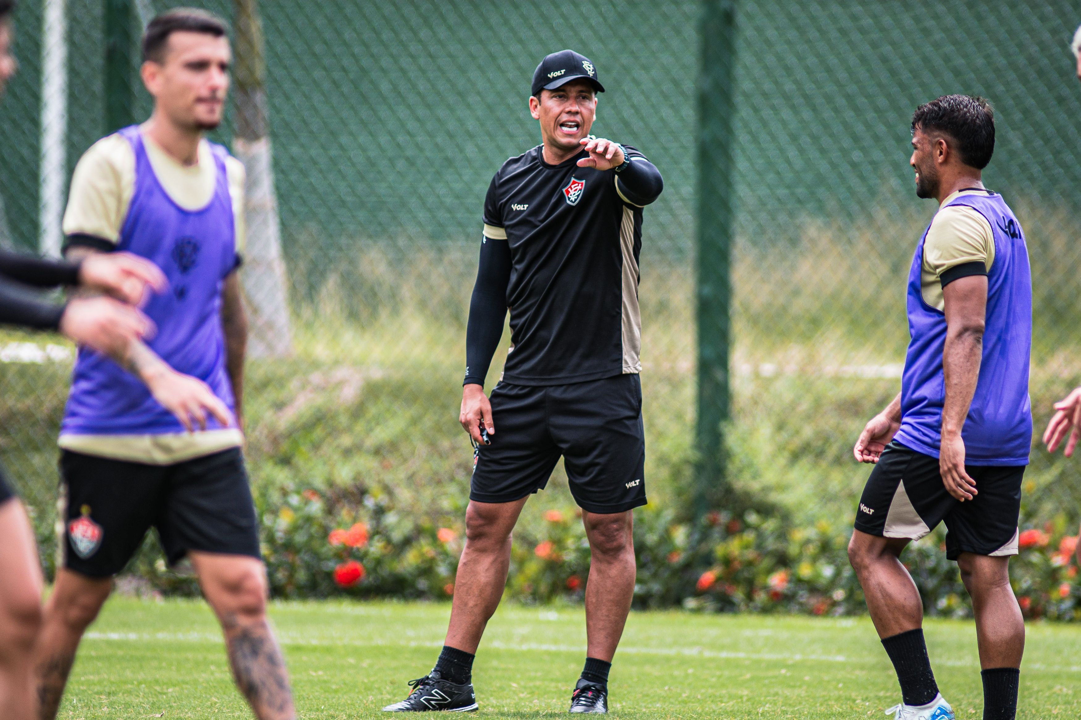 Vitória encara o Jequié-BA por classificação no Baianão e pode ajudar o rival Bahia