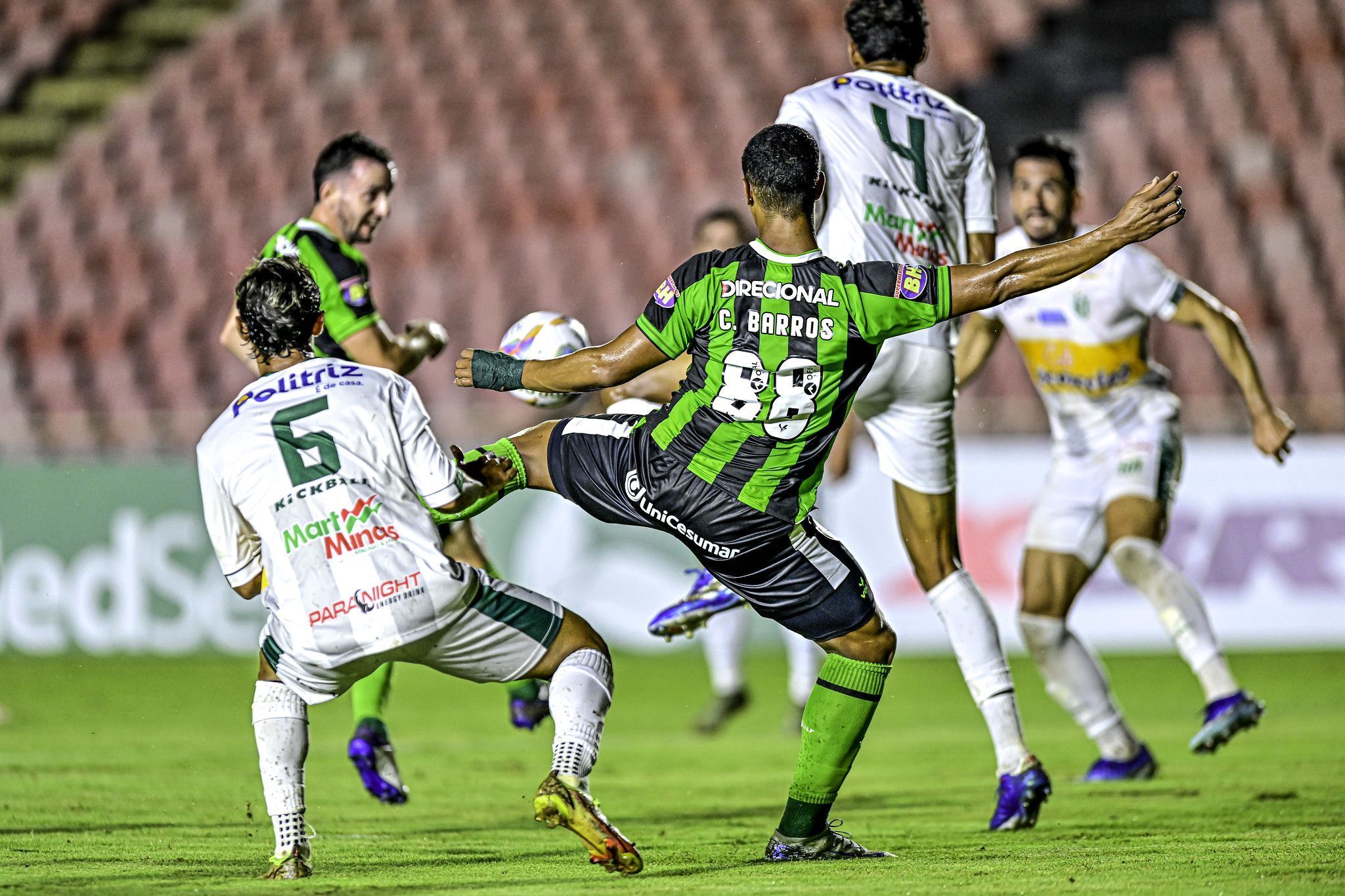 América e Uberlândia empatam em jogo movimentado na estreia do Mineiro