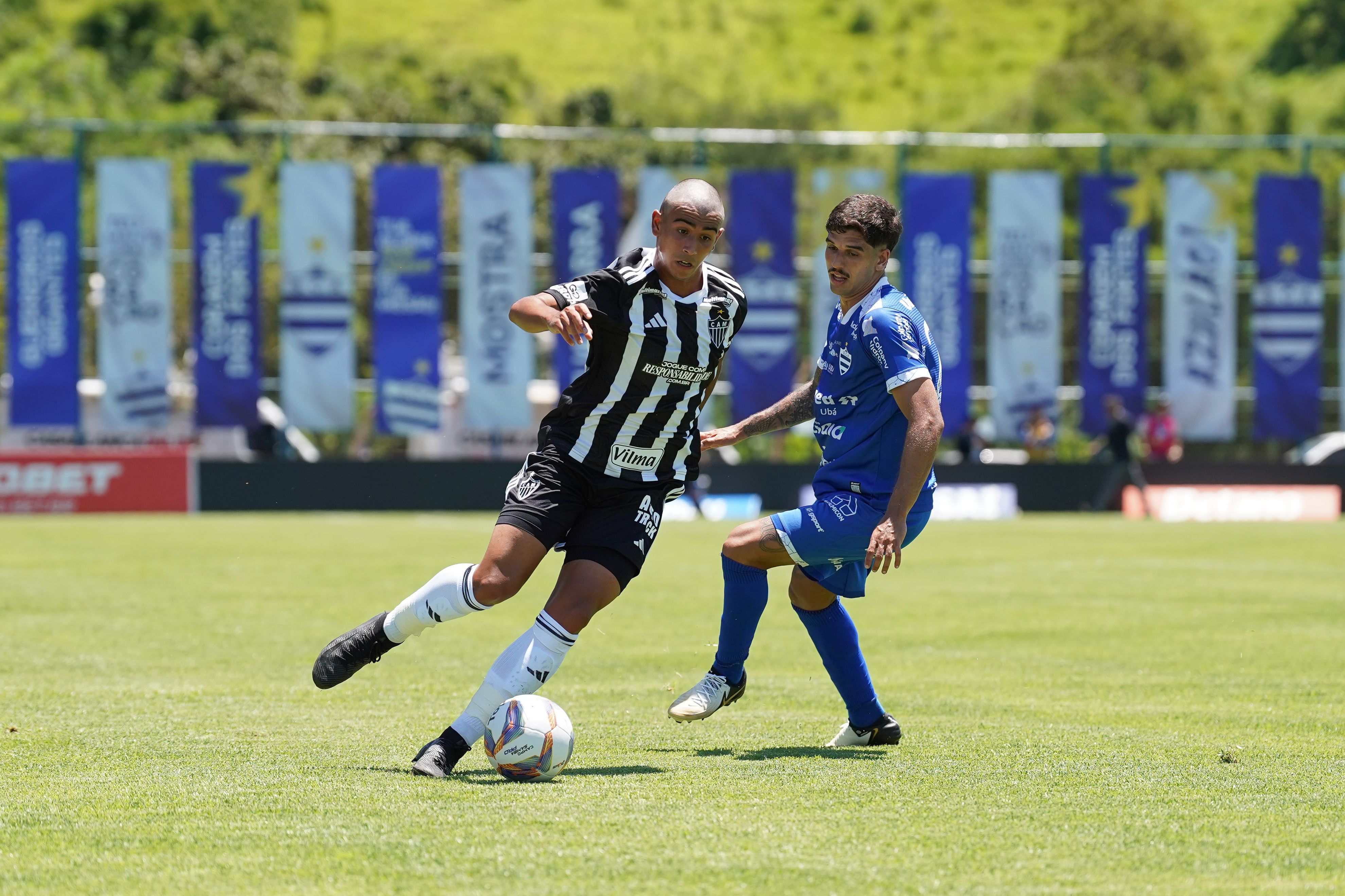 Sob forte calor, 'crias' do Atlético empatam com Aymorés na estreia do Mineiro