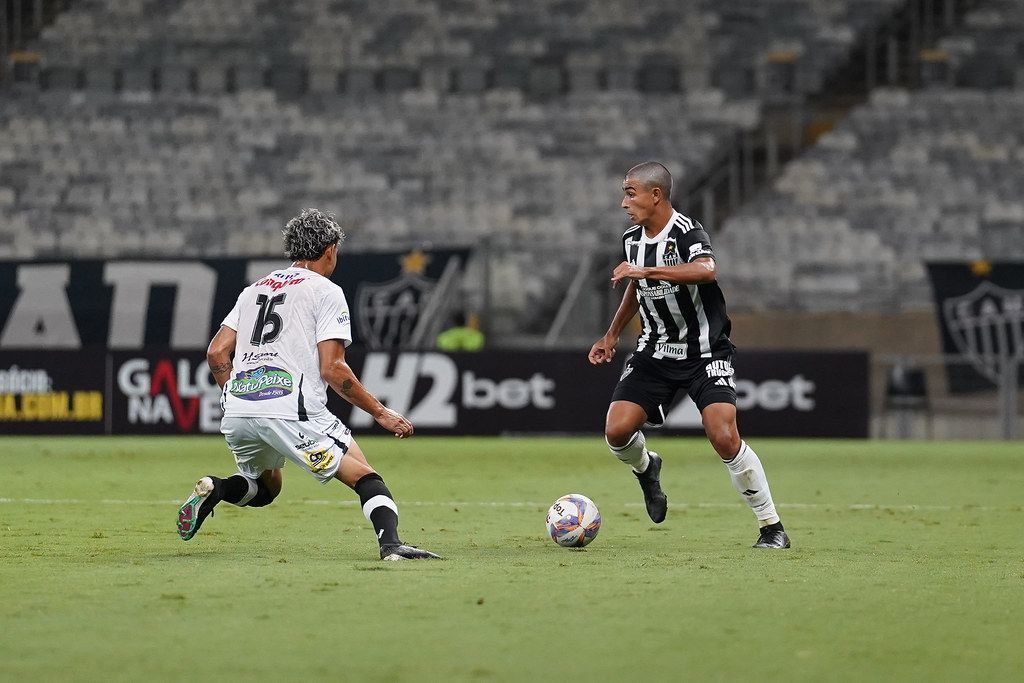 Com jovens em campo, Atlético tem segundo menor público no 'novo Mineirão'
