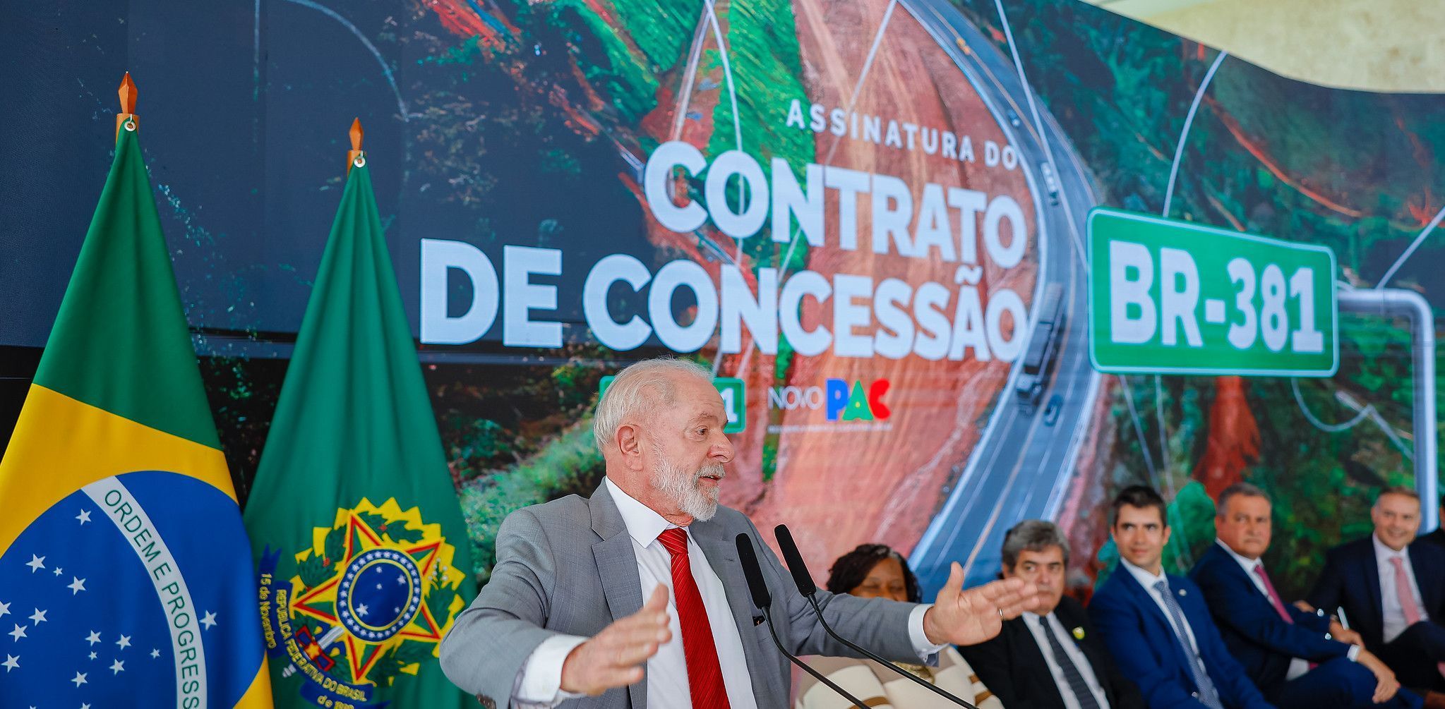 Lula defende veto a celular nas escolas e diz que país erram ao deixar filhos em frente às telas